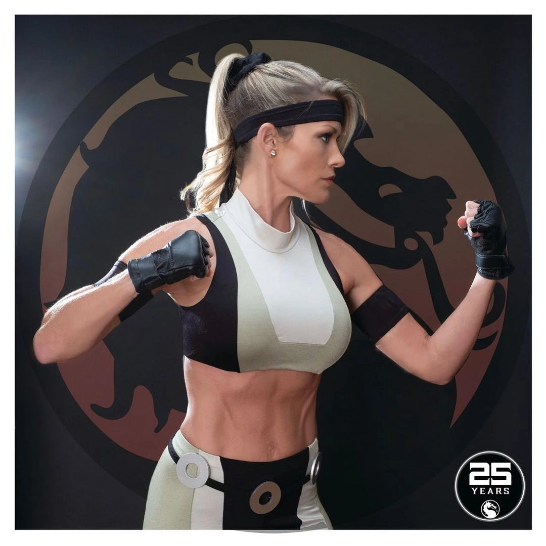 Mortal Kombat: Atriz da Sonya nos jogos posta fotos e vídeo com traje