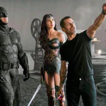 Rebel Moon: Ficção científica de Zack Snyder ganha imagens com Charlie  Hunnam