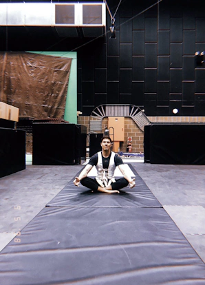 Foto de bastidores de Mortal Kombat pode indicar Kung Lao no filme