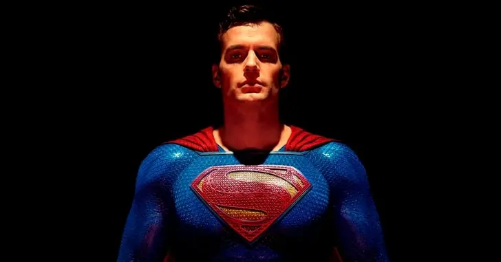 Henry Cavill, o Superman, surge com visual diferente para novo filme