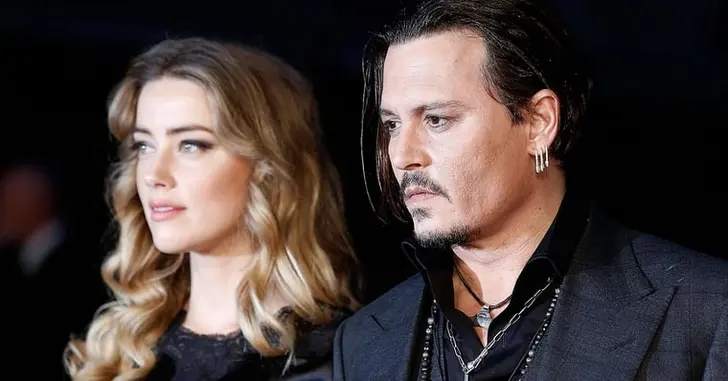 Defesa de Amber Heard lê mensagens violentas de Johnny Depp