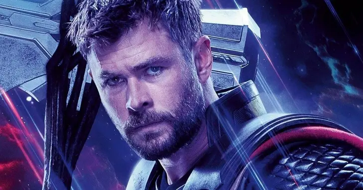 Chris Hemsworth posta foto com filho e vira motivo de piada