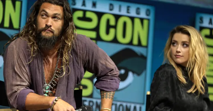 Jason Momoa curte postagens de Johnny Depp e Amber Heard e intriga web