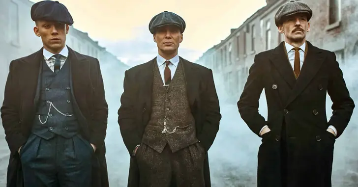 KNN Idiomas - Imbituba en Instagram: Com vocês Thomas Shelby que dispensa  apresentações! 🥸 O protagonista da série Peaky Blinders, disponível na  plataforma de streaming Netflix, é famoso por suas icônicas falas