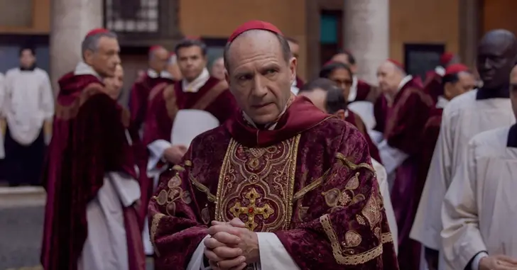 Conclave: Por que Vaticano está assistindo ao filme vencedor do Oscar antes de escolher o novo papa