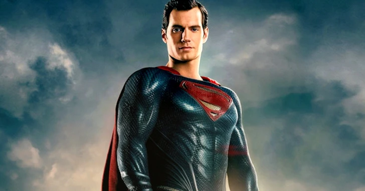 Henry Cavill presenteia colegas de elenco e produção de Liga da Justiça 