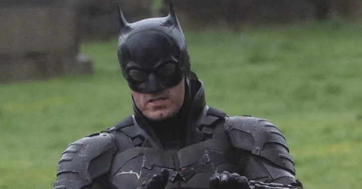 Fotos do set revelam o traje completo do Batman de Robert Pattinson