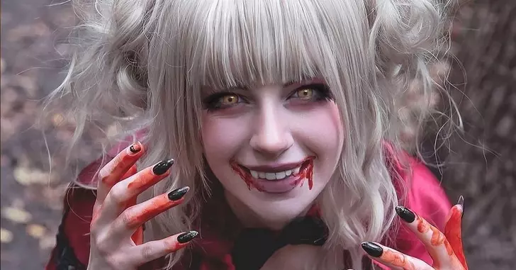 Boku no Hero: Cosplay de Himiko Toga se prepara para beber sangue