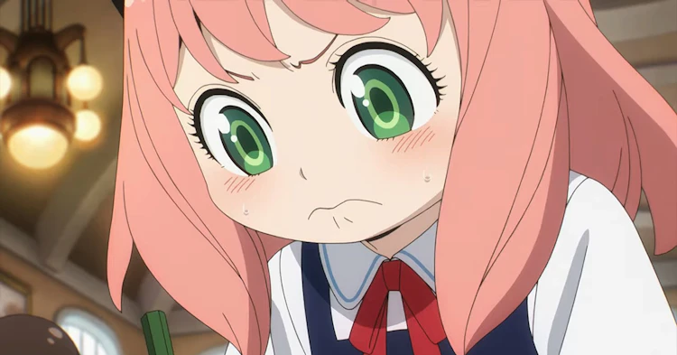 Personagem de anime fofo com cabelo rosa olhando para a câmera