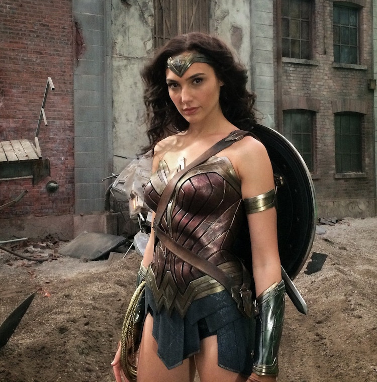 Mulher Maravilha Zack Snyder Posta Foto Do Primeiro Dia De Gal Gadot Com O Figurino Da Hero Na