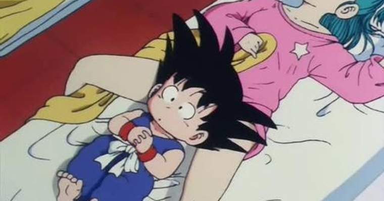 Captura de cena do anime Dragon Ball em que o pequeno Goku está deitado em cima de Bulma
