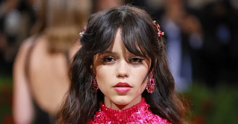 Assim é a vida da celebridade JENNA ORTEGA, que interpreta a Wandinha na  série da Netflix 