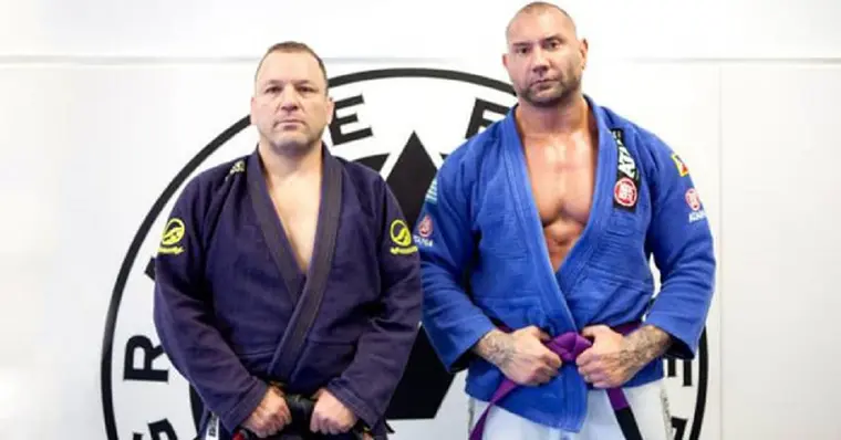 Confira o ator Dave Batista passando no corredor após receber sua Faixa  Roxa de Jiu-Jitsu - Tatame Online é um site de cobertura Jiu-Jitsu, MMA, UFC