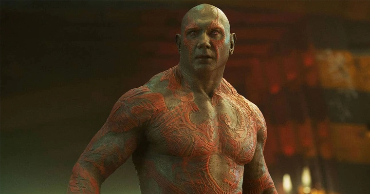 Dave Bautista aparece com visual intimidador na primeira imagem do